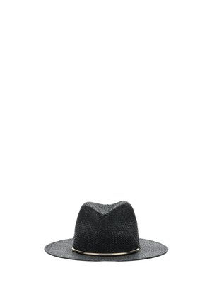Chapeau fedora noir tissé avec large bord et fine bande métallique autour de la base de la calotte, présenté sur fond blanc.