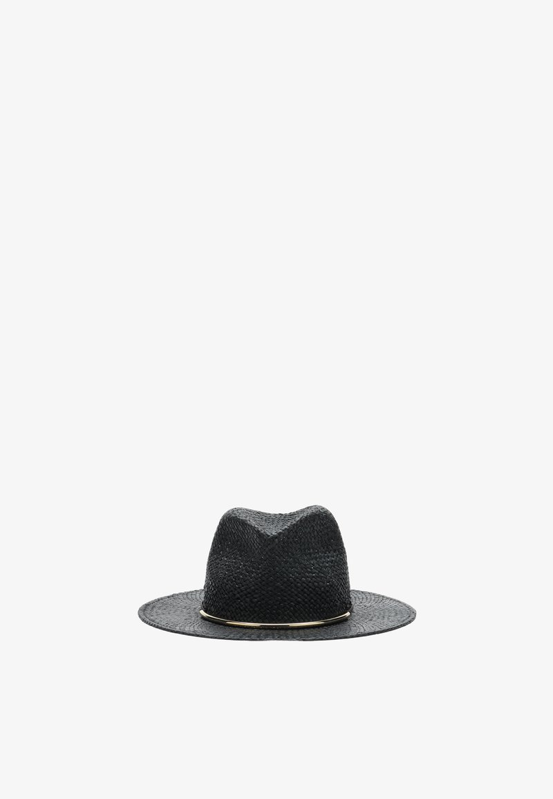 Chapeau fedora noir tissé avec large bord et fine bande métallique autour de la base de la calotte, présenté sur fond blanc.