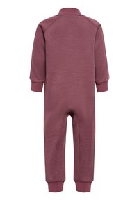 Mono de niño color burdeos hecho de tela texturizada. Tiene mangas largas, puños ajustados y un cuello alto. Sin hardware visible ni patrones.