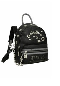 Czarny plecak z eko skóry ze srebrnymi akcentami, o okrągłym kształcie, z przednią kieszenią na zamek, ozdobiony ćwiekami oraz napisem "SPARKLES" z boku.