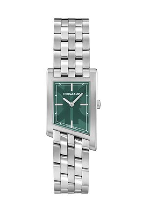 Obdĺžnikové strieborné hodinky so zeleným ciferníkom, striebornými hodinovými značkami, dvoma ručičkami, logom Ferragamo a kovovým náramkom so spojkami.