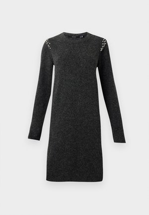 Mørkegrå langærmet strikkjole med rund halsudskæring og små perleudsmykninger på skuldrene, lige snit ved knæ længde.