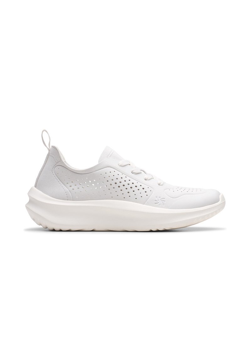 Zapatilla deportiva blanca con un upper texturizado, diseño perforado para transpirabilidad, suela acolchada y tira trasera para facilitar su uso.