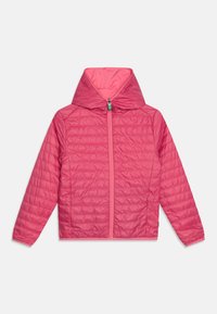 Chaqueta aislante rosa con capucha, que presenta un patrón acolchado, cremallera completa y puños elásticos. Material ligero diseñado para proporcionar calor.