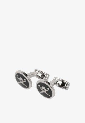 Gemelos de color plateado con incrustaciones negras redondas que presentan un diseño de espadas cruzadas y un sombrero en blanco, con un acabado metálico sleek y pulido.