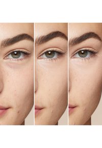 Drei Nahaufnahmen eines Gesichts, die Variationen in Hautfarbe, -struktur und Unreinheiten zeigen. Die Augen sind klar und die Augenbrauen sind ausgeprägt.