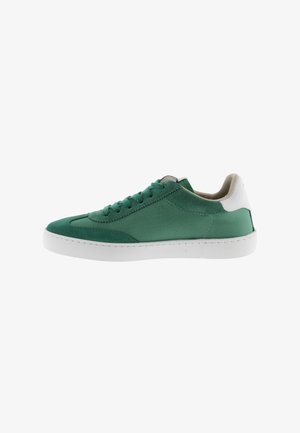 Sneaker verde in suede e tessuto con dettagli bianchi, design a lacci, texture liscia e suola in gomma arrotondata. Vista laterale mostrata.