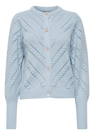 Gaiši zils adīts džemperis ar teksturētu rakstu, piedāvājot apaļu kakla izgriezumu un pogu aizdari priekšpusē. Ribotas aproces un apakšmalas.