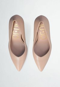 Décolleté beige con punta affusolata e dettagli a taglio, realizzate in materiale liscio, con soletta ammortizzata e logo dorato sul plantare interno.