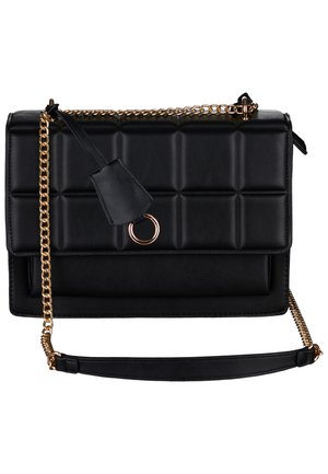 Czarna pikowana torebka wykonana z materiału syntetycznego, z złotym łańcuszkiem, przednim klapsem i okrągłym detalem z metalowym zapięciem.