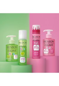 Quatre produits Revlon Professional Equave Kids sur des fonds pastel vert et rose : après-shampoing et shampoing verts, roses avec des accents de couronnes de princesses.