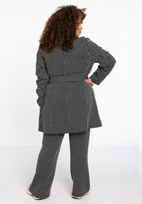 YOEK MET SJAALKRAAG - Kurzmantel - black