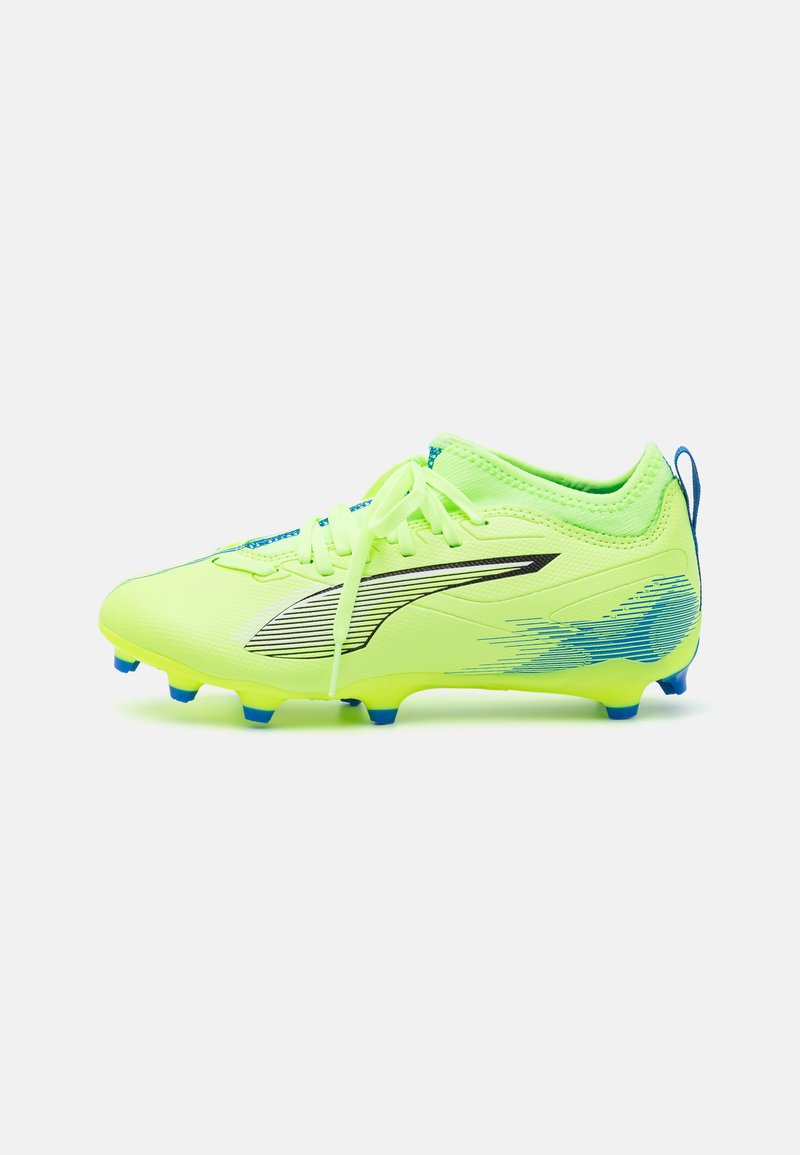 Soulier de football jaune fluo avec un dessus texturé, des accents noirs et des crampons bleus. Dispose d'un laçage à l'avant et d'un col rembourré.