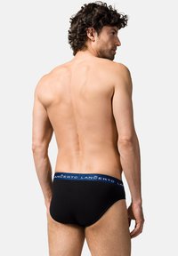 Czarne slipy z niebieskim paskiem w talii, na którym znajduje się nazwa marki "LANÇERTO" w białym kolorze. Gładka faktura, dopasowany krój i średni stan.