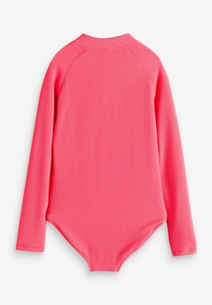 Langærmet bodysuit i lyserød ribbet stof, der har en rund halsudskæring og skrå bottom hem for nem påklædning.
