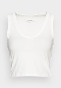 Top corto de algodón blanco con escote en forma de V y tirantes anchos. La tela es suave, con un ligero estiramiento y un ajuste regular.