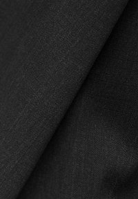 Tessuto nero con una texture liscia e un motivo di tessitura uniforme, con due strati elegantemente sovrapposti.