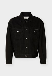 Μαύρο τζιν μπουφάν με κουμπιά, δύο τσέπες με καπάκι στο στήθος, μακριά μανίκια και μυτερό γιακά.