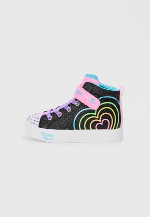 Czarne sneakersy typu high-top z brokatem, z różowymi i niebieskimi akcentami, wzorem tęczowego serca, białym czubkiem ozdobionym kryształkami oraz regulowanym paskiem.