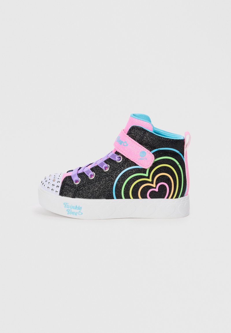 Sorte glitter høyhælte sneakers med rosa og blå aksenter, regnbue hjerte-design, hvit tåhette prydet med rhinestones, og justerbar stropp.
