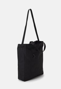 Borsa tote nera di forma rettangolare. Realizzata in tessuto resistente, presenta una tasca con zip e due manici per il trasporto. Design semplice.