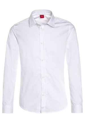 Biała koszula z długim rękawem i klasycznym kołnierzykiem, zapinana na guziki z przodu, o gładkiej bawełnianej fakturze. Czerwona metka wewnątrz kołnierza.