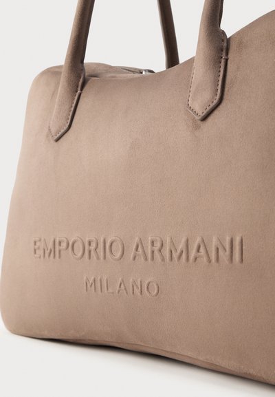 Τσάντα χειρός από σουέτ σε απόχρωση ταυ με δύο λαβές και ανάγλυφο λογότυπο «EMPORIO ARMANI MILANO» στην μπροστινή πλευρά.