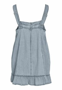 Gaiši zils džinsu vasaras kleita ar regulējamiem plecu siksnām, priekšējām kroku detaļām, aizmugurē ar pogu aizdari un volānveida apakšu.