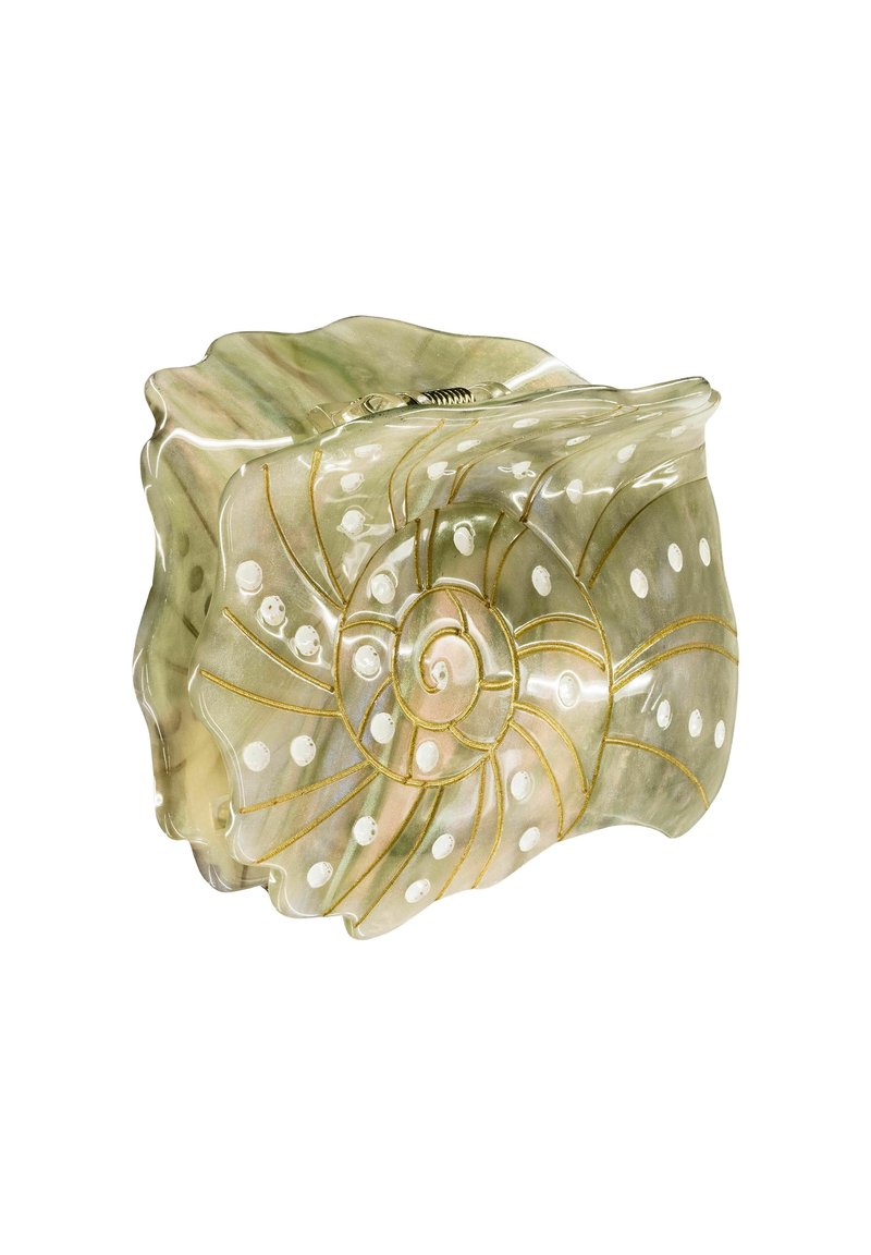 Muschelförmige Clutch-Purse aus perlmuttartigem Material mit spiralförmigem Design, goldenen Akzenten und weißen Punkten. Glatte Textur, abgerundete Kanten.