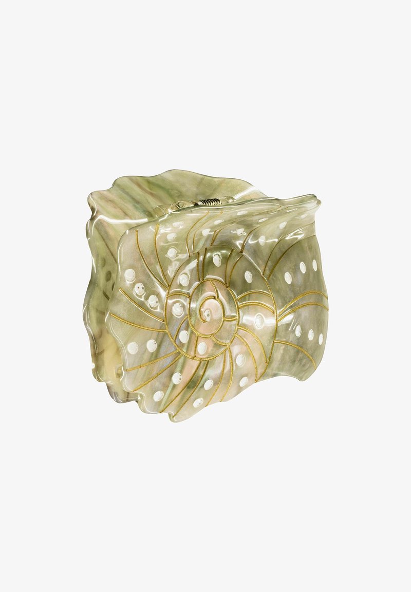 Muschelförmige Clutch-Purse aus perlmuttartigem Material mit spiralförmigem Design, goldenen Akzenten und weißen Punkten. Glatte Textur, abgerundete Kanten.