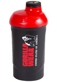 Zwarte kunststof shakerfles met een rode deksel. Bevat de tekst "Gorilla Wear" en een afbeelding van een gorilla. Glad oppervlak met een taps toelopende vorm.