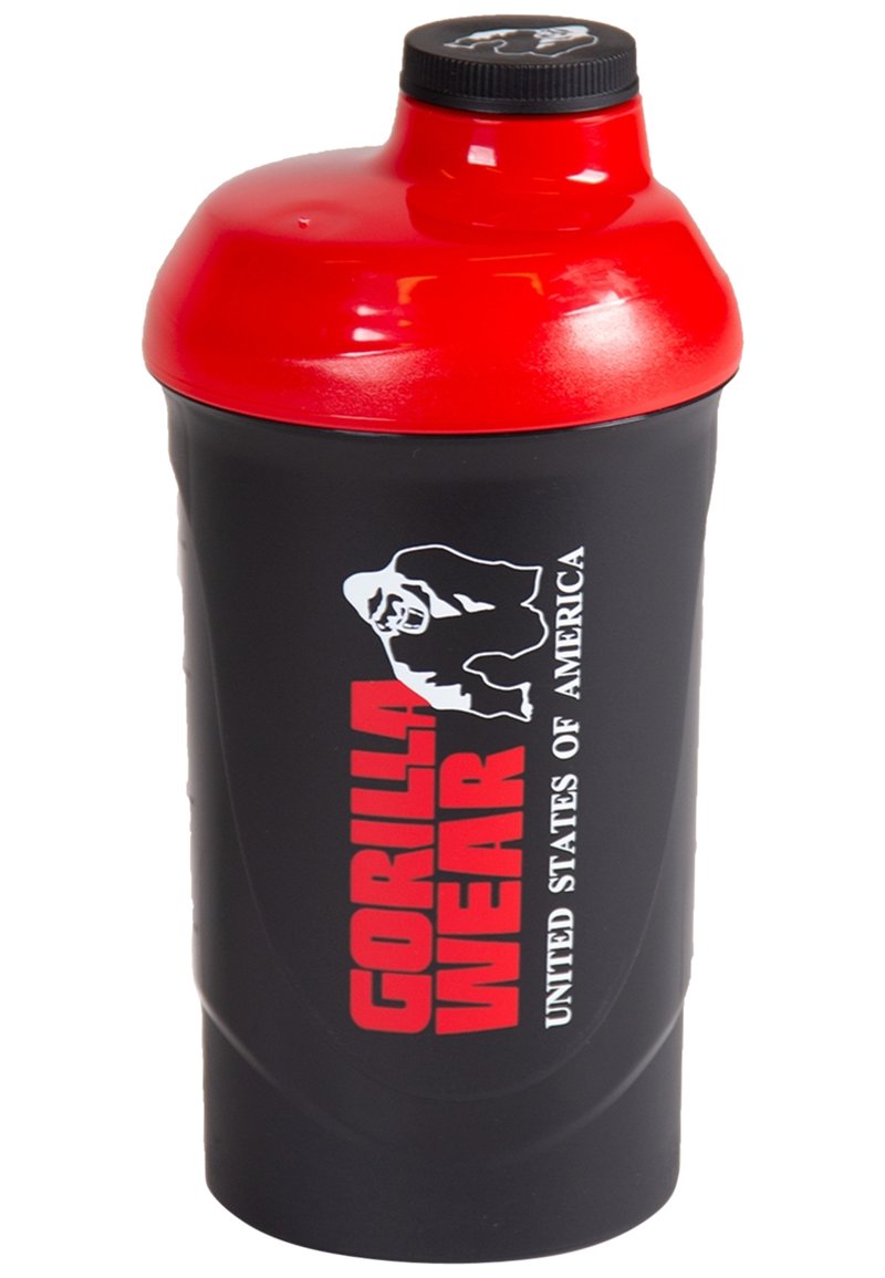 Zwarte kunststof shakerfles met een rode deksel. Bevat de tekst "Gorilla Wear" en een afbeelding van een gorilla. Glad oppervlak met een taps toelopende vorm.