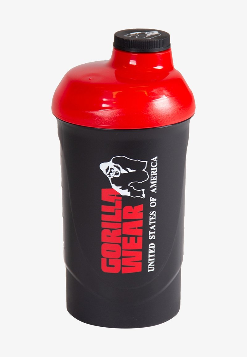 Zwarte kunststof shakerfles met een rode deksel. Bevat de tekst "Gorilla Wear" en een afbeelding van een gorilla. Glad oppervlak met een taps toelopende vorm.