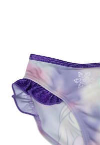 Lila Badehose mit rüschigem Rand, ausgestattet mit einem glatten, pastellfarbenen Farbverlauf und einem Schneeflockenmotiv. Hergestellt aus dehnbarem, weichem Material.