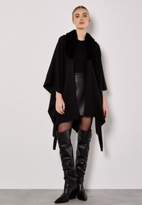 Apricot Poncho - black