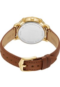 Montre en acier inoxydable doré avec un bracelet en cuir marron, présentant des perforations et une boucle dorée. Cadran lisse et poli avec un dos transparent.