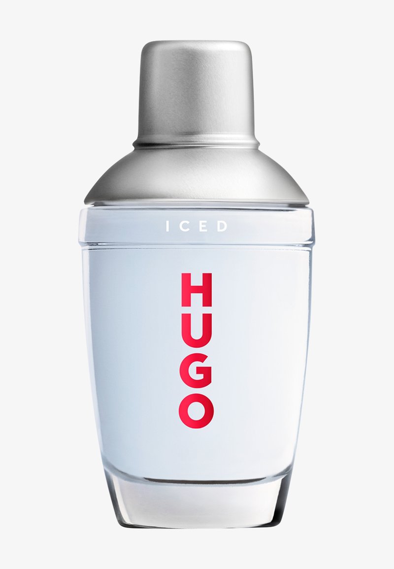 Bottiglia di profumo in vetro trasparente con tappo argentato, etichettata con "HUGO" in verticale in rosso e "ICED" in bianco nella parte superiore della bottiglia.