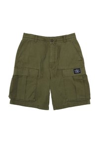 Bermudas de carga en verde oliva, fabricadas en algodón, con múltiples bolsillos laterales, una cintura con cordón y una etiqueta en el bolsillo derecho.