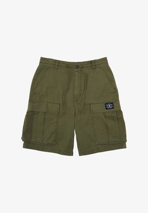 Olivově zelené cargo šortky vyrobené z bavlny, s několika bočními kapsami, stažením v pase a štítkem na pravé kapse.