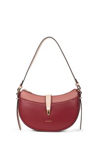 Borsa a mano in pelle rossa e rosa con design curvo, dettagli in oro e tracolla removibile. Presenta una chiusura con zip superiore e superficie testurizzata.