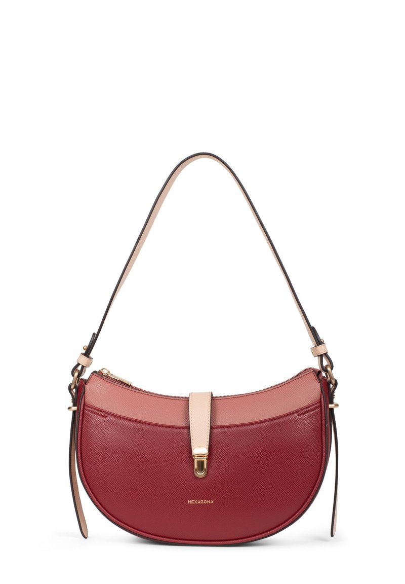 Borsa a mano in pelle rossa e rosa con design curvo, dettagli in oro e tracolla removibile. Presenta una chiusura con zip superiore e superficie testurizzata.