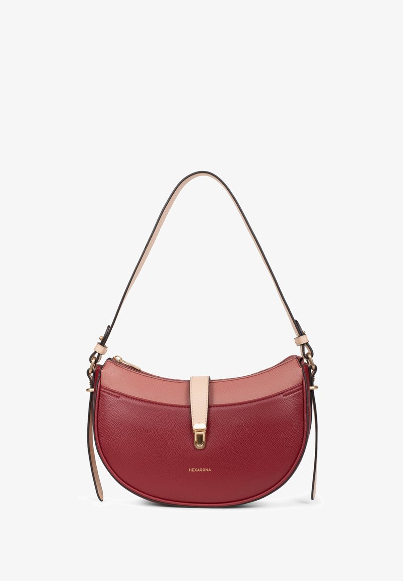 Czerwona i różowa skórzana torebka o zakrzywionym kształcie, złotymi akcesoriami i odpinanym paskiem. Posiada górne zapięcie na zamek błyskawiczny oraz teksturowaną powierzchnię.