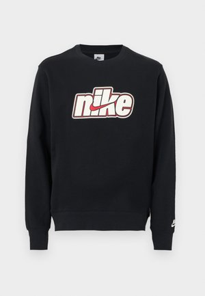 Μαύρο φούτερ με μεγάλο, έντονο λογότυπο «nike» σε λευκό με κόκκινο σήμα swoosh. Κλασικός στρογγυλός λαιμός και ριμπ μανσέτες. Υλικά από βαμβακερό μείγμα.