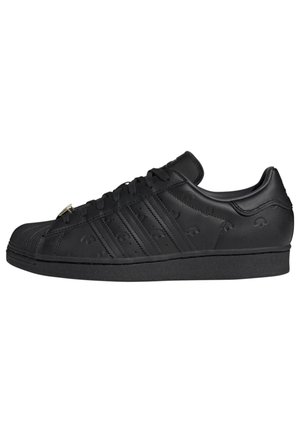 Czarny niski sneaker z teksturowanym noskiem, trzema bocznymi paskami, subtelnym tłoczonym wzorem oraz czarnymi sznurowadłami na płaskiej podeszwie.