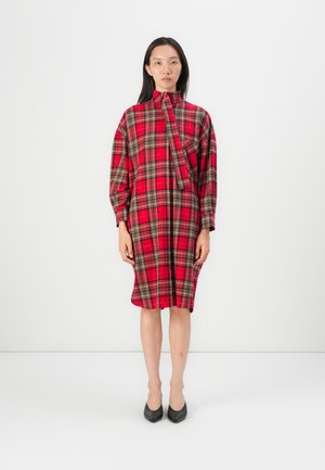 Rotes karriertes Hemdkleid mit langen Ärmeln, hohem Kragen und vorderem Bindedetail. Aus einem strukturierten Stoff mit schwarzen und beigen Akzenten gefertigt.