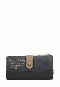 Cartera sintética azul oscuro con un broche marrón claro. Presenta un acabado texturizado, acentos metálicos y texto en relieve en la parte frontal. Cierre con cremallera.