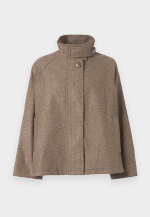 Καφέ πουλόβερ με ψηλό γιακά, κλείσιμο με κουμπιά, μακριά μανίκια και πλαϊνές τσέπες, εκτεθειμένο σε απλό φόντο.