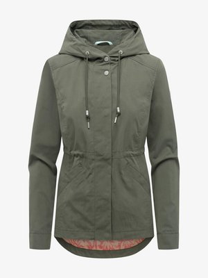 Olivengrøn hættejakke med snøre, lukning med trykknapper, to forlommer, talje med elastik og en floral pink inderfor, som er synlig i bunden.