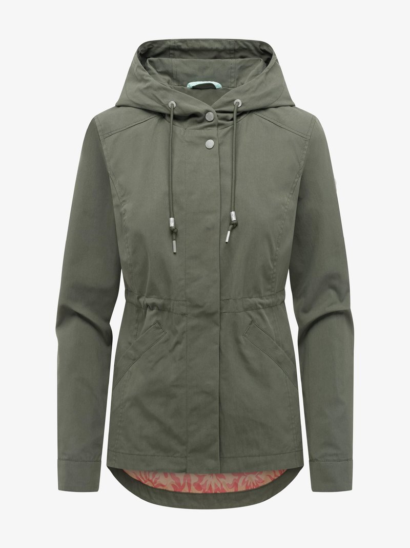 Olijfgroene capuchonjas met trekkoorden, drukknoopsluiting, twee voorzakken, een getailleerde taille en een bloemenprint van roze stof aan de binnenkant, zichtbaar aan de onderkant.