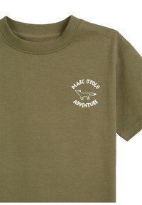 Olivegrünes Baumwoll-T-Shirt mit Rundhalsausschnitt. Mit dem weißen Grafikslogan "MARC O'POLO ADVENTURE" und einer Fuchsillustration auf der Brust.